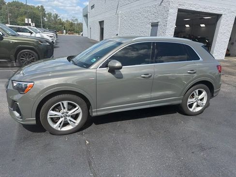 Used 2020 Audi Q3 2.0T Premium w/ Convenience Package AWD/4WD image 2