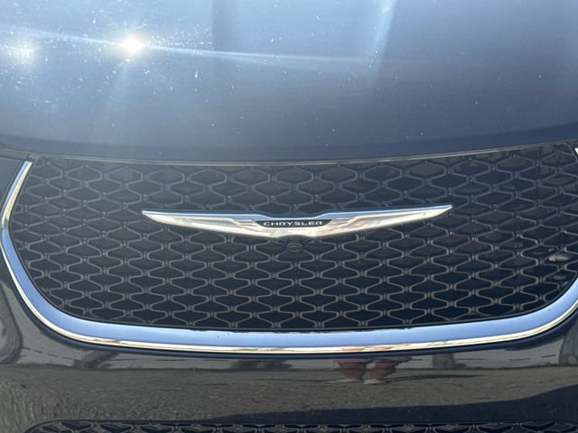 Used 2024 Chrysler Pacifica Touring-L FWD image 31