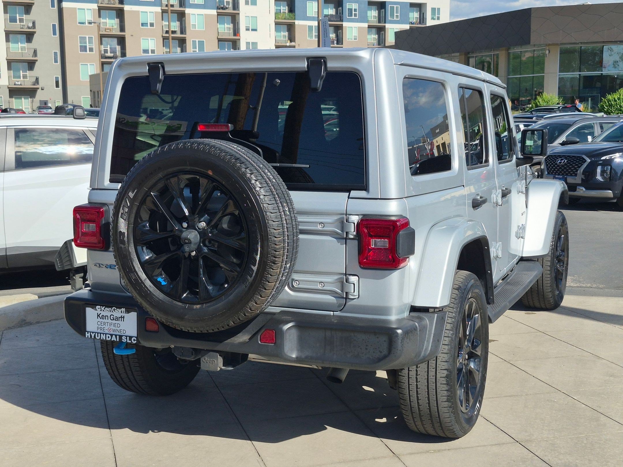 Used 2023 Jeep Wrangler Unlimited Sahara w/ Cold Weather Group AWD/4WD image 3