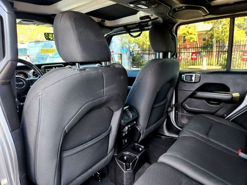 Used 2018 Jeep Wrangler Unlimited Sahara image 17