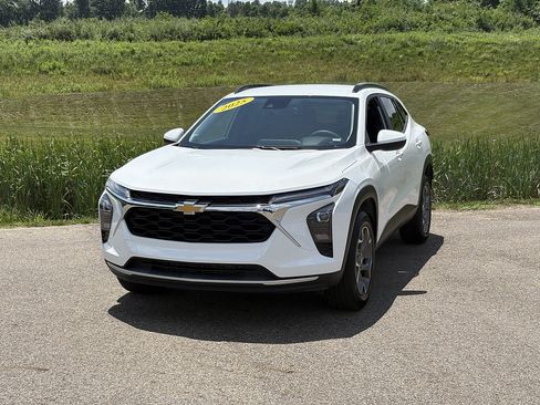 Used 2025 Chevrolet Trax LT FWD image 1