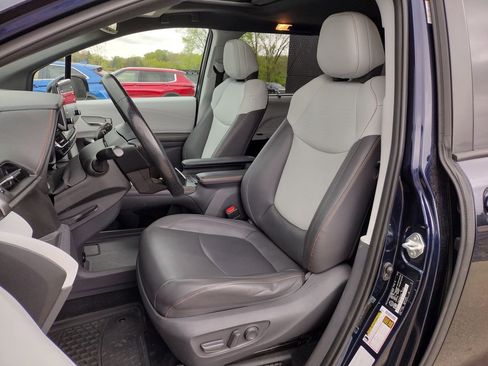 Used 2021 Toyota Sienna XSE AWD/4WD image 2