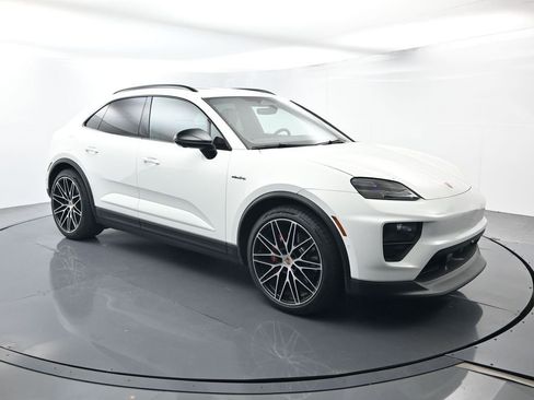 Certified 2025 Porsche Macan 4S Electric AWD/4WD image 17