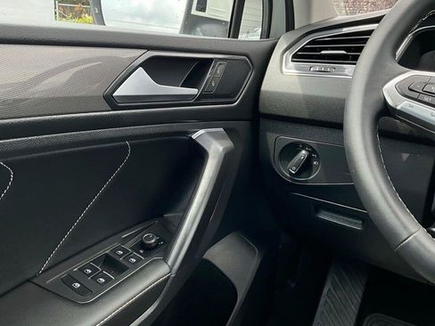 Used 2023 Volkswagen Tiguan SE w/ Panoramic Sunroof Package AWD/4WD image 24