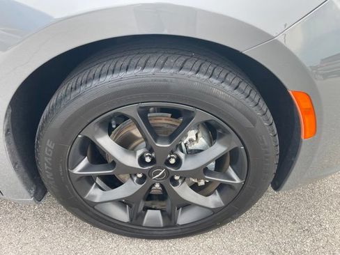 Used 2025 Chrysler Pacifica Limited FWD image 30