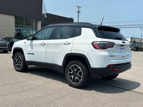 Used 2025 Jeep Compass Trailhawk AWD/4WD image 3