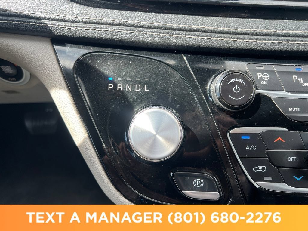 Used 2023 Chrysler Pacifica Touring-L FWD image 22