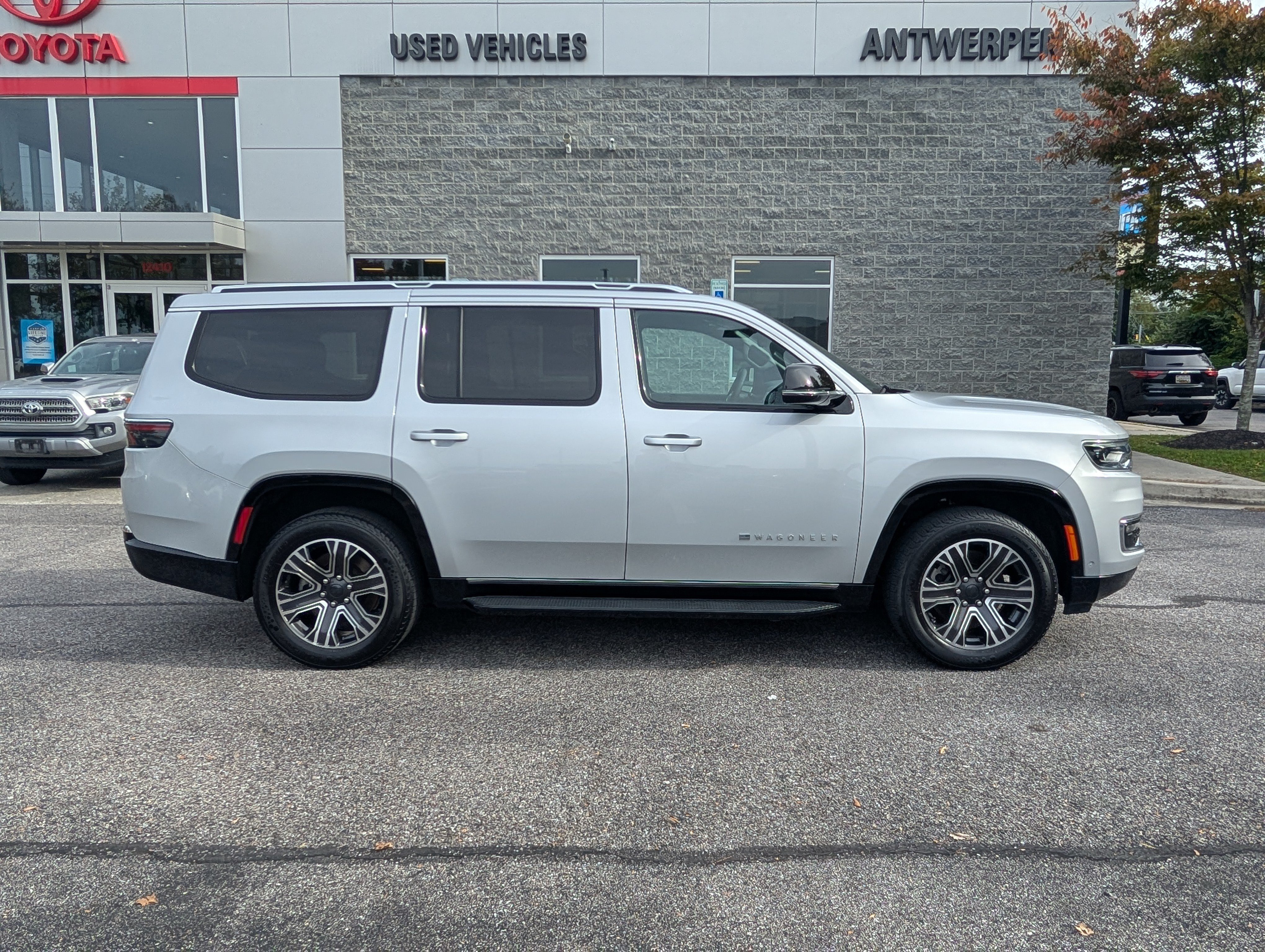 Used 2024 Jeep Wagoneer Series II AWD/4WD image 2