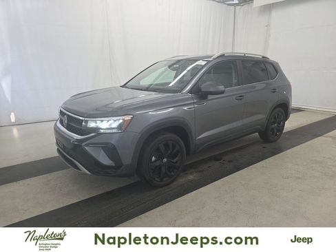 Used 2023 Volkswagen Taos SE w/ Panoramic Sunroof Package FWD image 1