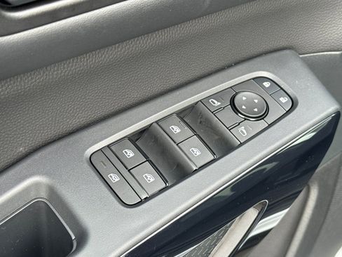 New 2025 Nissan Pathfinder SV image 13