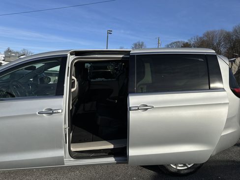 Used 2024 Chrysler Pacifica Touring-L image 26