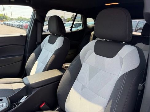 Used 2025 Chevrolet Trax RS w/ Sunroof Package FWD image 18