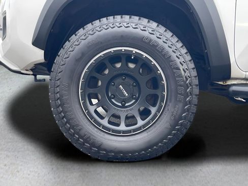 Used 2017 Toyota Tacoma TRD Sport image 28