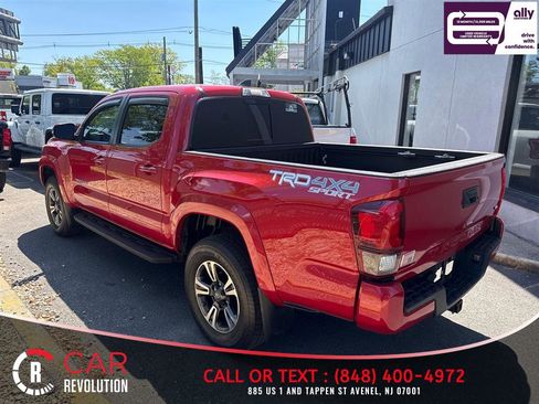 Used 2018 Toyota Tacoma TRD Sport AWD/4WD image 4