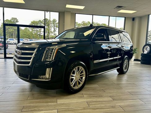 Used 2018 Cadillac Escalade 2WD image 3