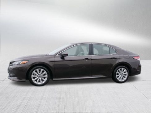 Used 2018 Toyota Camry LE image 6