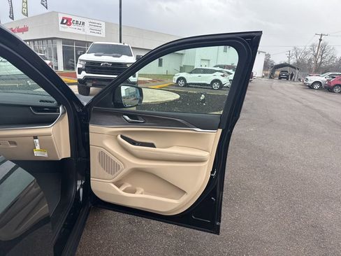 New 2025 Jeep Grand Cherokee L Limited w/ Black Appearance Package image 38