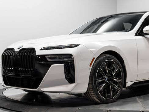 Used 2023 BMW 760i xDrive image 4