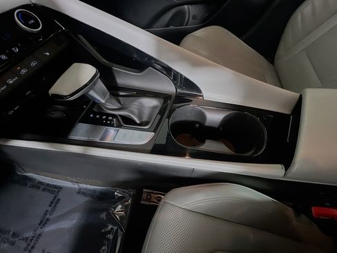 Used 2025 Hyundai Elantra Limited image 25