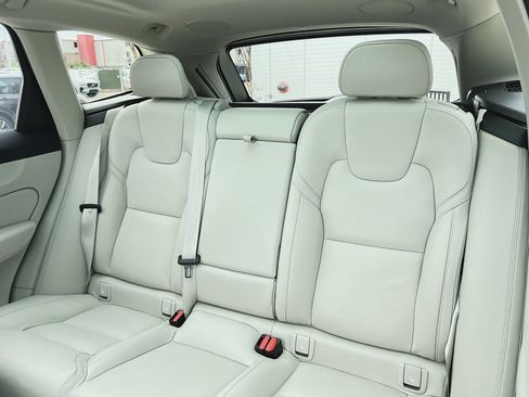 Used 2023 Volvo XC60 B5 Ultimate w/ Climate Package image 24