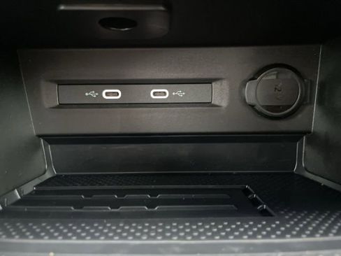 Certified 2025 Volkswagen Taos SE w/ Panoramic Sunroof Package image 24