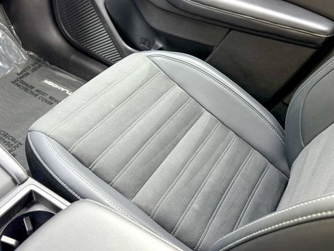 Used 2024 Mitsubishi Outlander AWD image 34