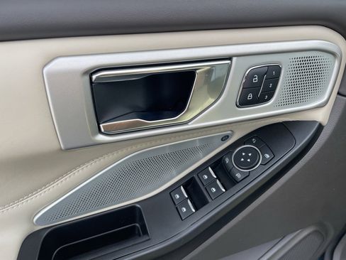 Used 2020 Ford Explorer Platinum w/ Premium Technology Package image 12