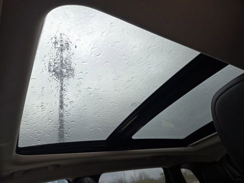 Used 2018 Jeep Cherokee Latitude Plus w/ Comfort/Convenience Group image 8