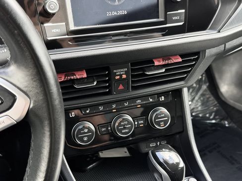 Used 2024 Volkswagen Jetta SE FWD image 18