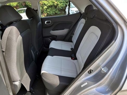 Used 2023 Hyundai Venue SEL FWD image 12