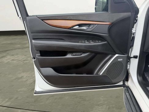 Used 2017 Cadillac Escalade ESV Luxury image 15