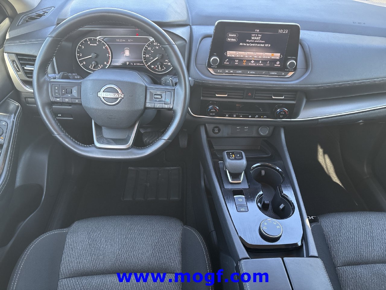 Used 2025 Nissan Rogue SV AWD/4WD image 2