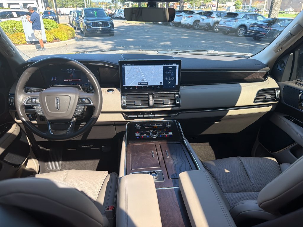 Used 2024 Lincoln Navigator Premiere AWD/4WD image 2