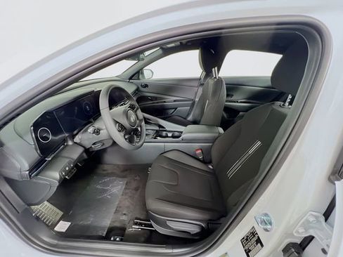 New 2025 Hyundai Elantra SEL image 18