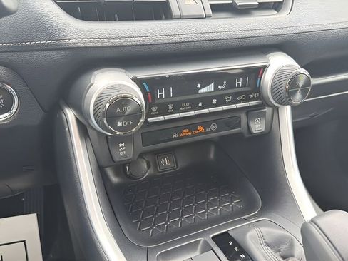Used 2025 Toyota RAV4 XLE AWD/4WD image 31