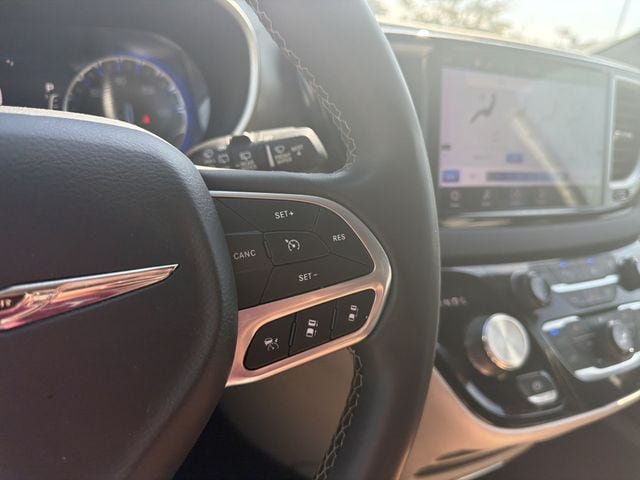 Used 2023 Chrysler Pacifica Touring-L FWD image 29