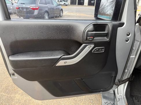 Used 2015 Jeep Wrangler Unlimited Sahara w/ Connectivity Group image 11