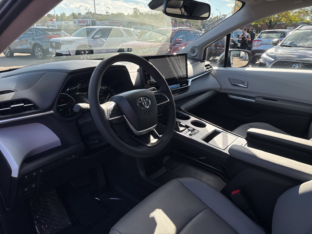 Used 2026 Toyota Sienna XLE AWD/4WD image 13