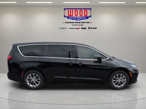 Used 2026 Chrysler Pacifica Limited FWD image 2