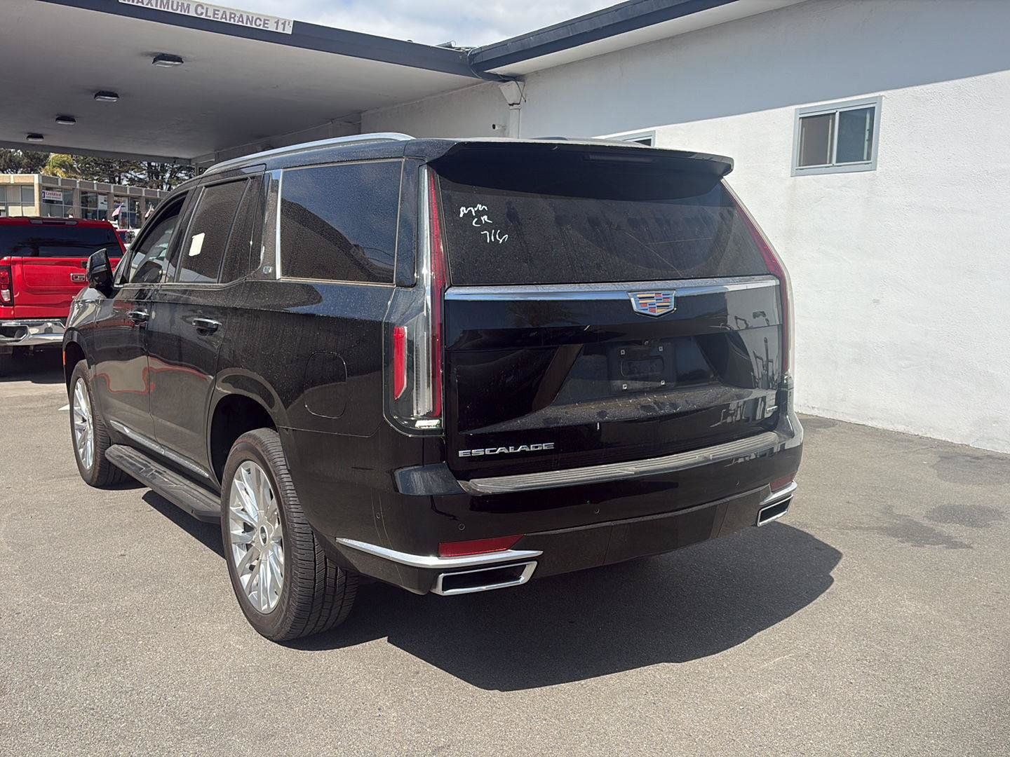 Used 2023 Cadillac Escalade Premium Luxury AWD/4WD image 4