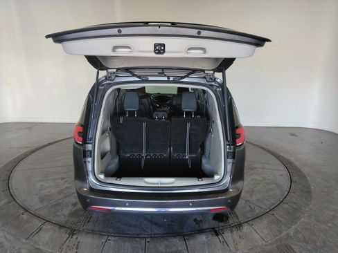 Used 2023 Chrysler Pacifica Touring-L image 9