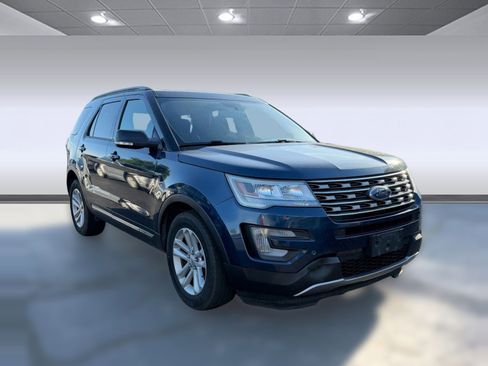 Used 2017 Ford Explorer XLT w/ Equipment Group 201A FWD image 4