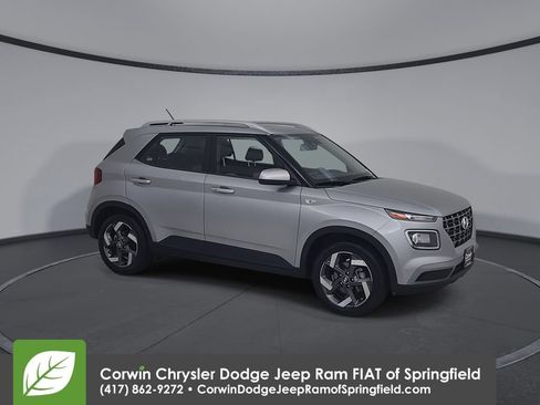 Used 2025 Hyundai Venue SEL FWD image 2