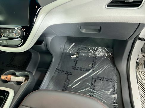 Used 2020 Chevrolet Bolt Premier w/ Infotainment Package FWD image 31