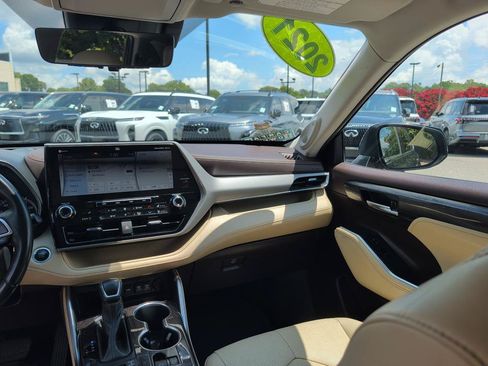 Used 2021 Toyota Highlander Platinum AWD/4WD image 10