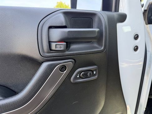 Used 2018 Jeep Wrangler Unlimited Sahara image 18