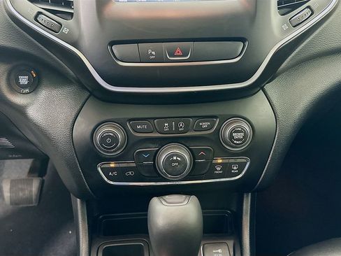 Used 2020 Jeep Cherokee Latitude Plus image 15