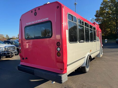 Used 2016 Ford F550 2WD Regular Cab Super Duty image 5