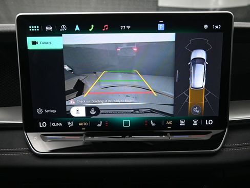 Certified 2025 Volkswagen Tiguan SE image 12