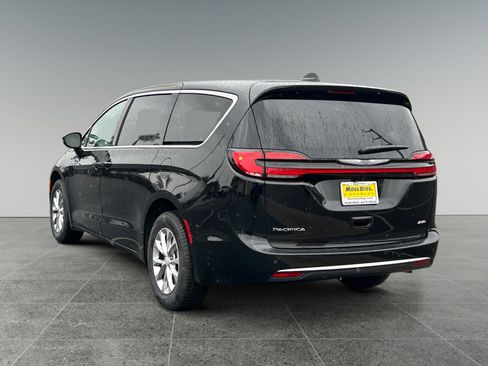 New 2026 Chrysler Pacifica Select image 3